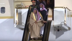 Saudijskom kralju pokvarile se zlatne pokretne stepenice, internet se ne prestaje sprdati (VIDEO)