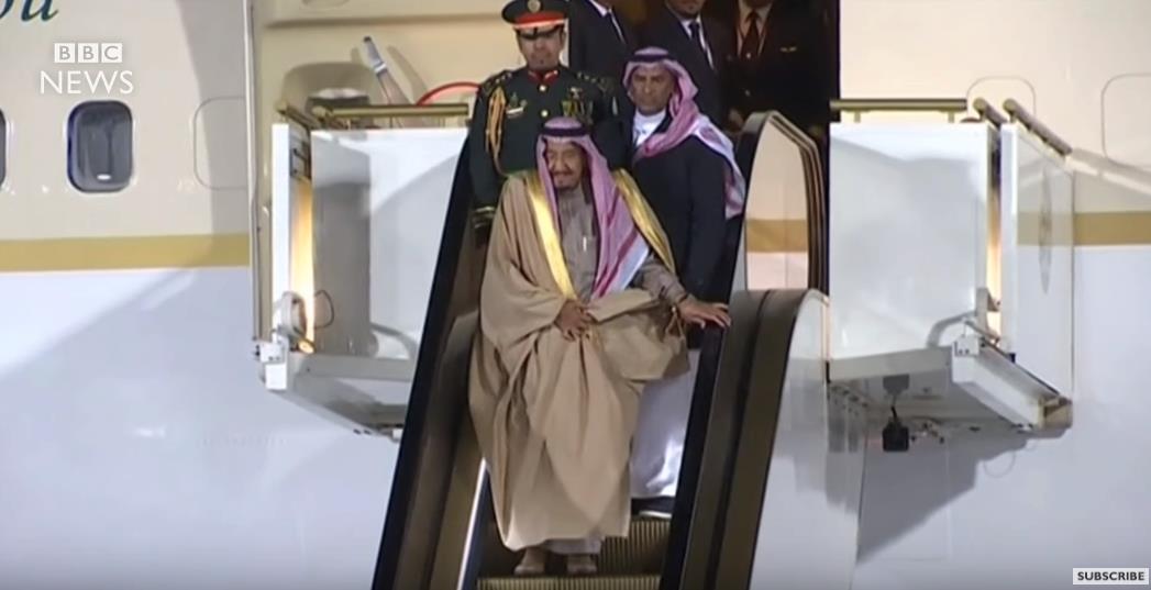 Saudijskom kralju pokvarile se zlatne pokretne stepenice, internet se ne prestaje sprdati (VIDEO)