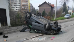 Tuzla: U ulici VI bosanske brigade automobil se prevrnuo na krov, povrijeđene dvije osobe