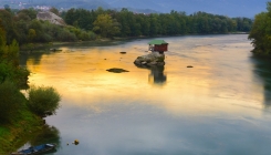 Bajkovita kućica na stijeni u sred Drine: Ljepota koja plijeni pažnju svjetskih fotoaparata (FOTO)