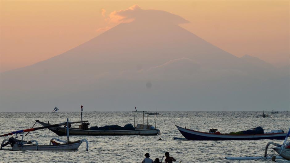 Zbog erupcije vulkana na Baliju evakuisano 40.000 ljudi (VIDEO)