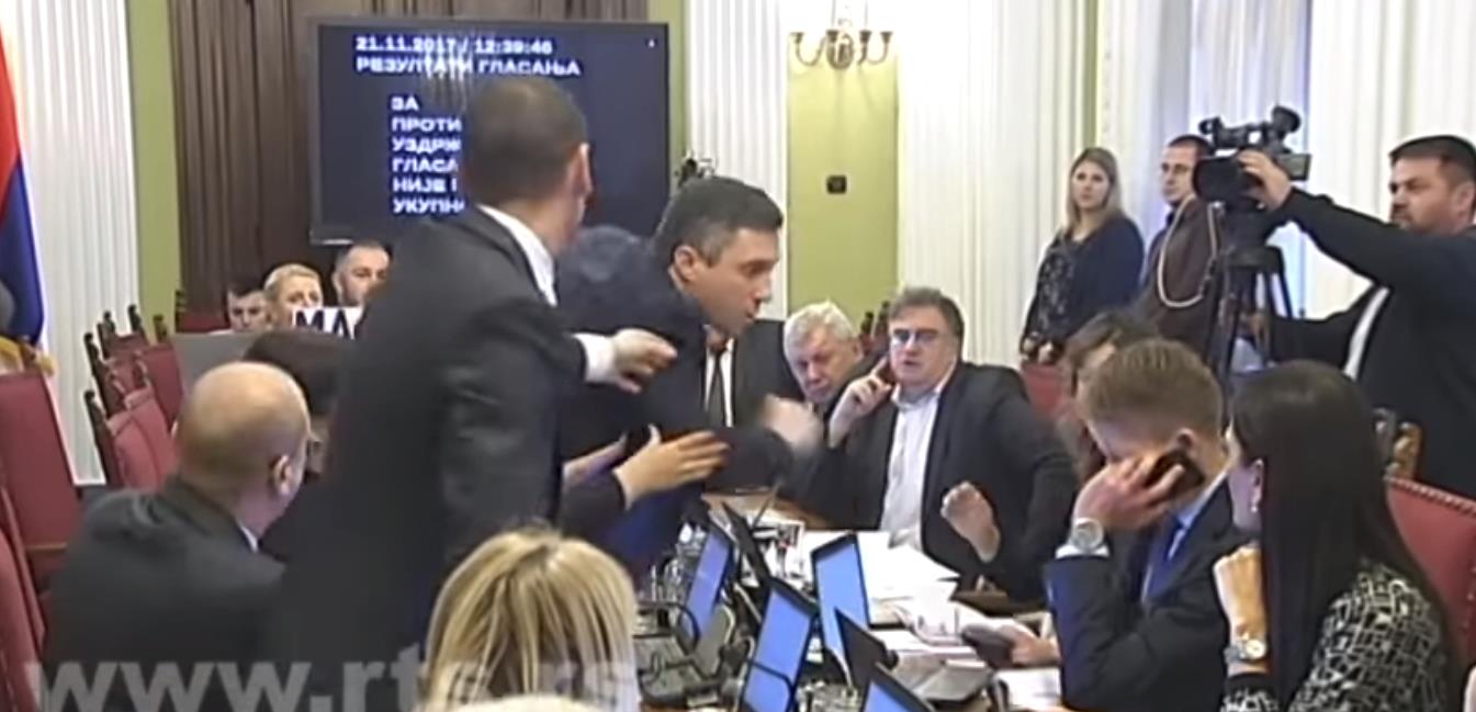 Šta glumiš ti? Srbijanski političar mišem od laptopa gađao predsjednika Odbora (VIDEO)