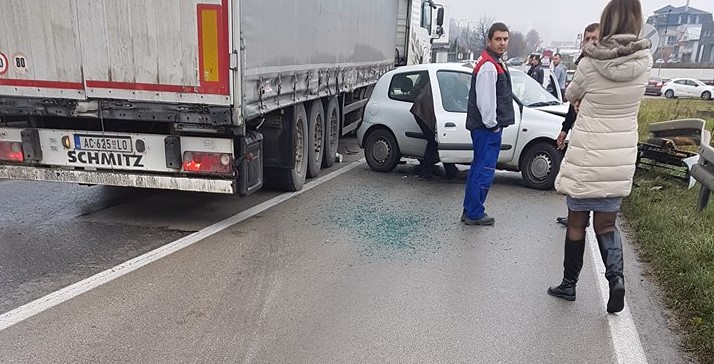 Zbog saobraćajne nezgode na putu Tuzla - Lukavac saobraćaj preusmjeren preko Bistarca (FOTO)