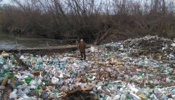 Na rijeci Spreči stvorila se brana od smeća: Jesmo li ljudi ili životinje? (FOTO)