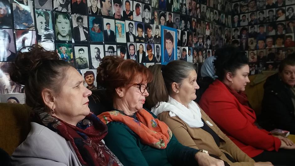 Srebreničanke u Tuzli organizirano prate izricanje presude