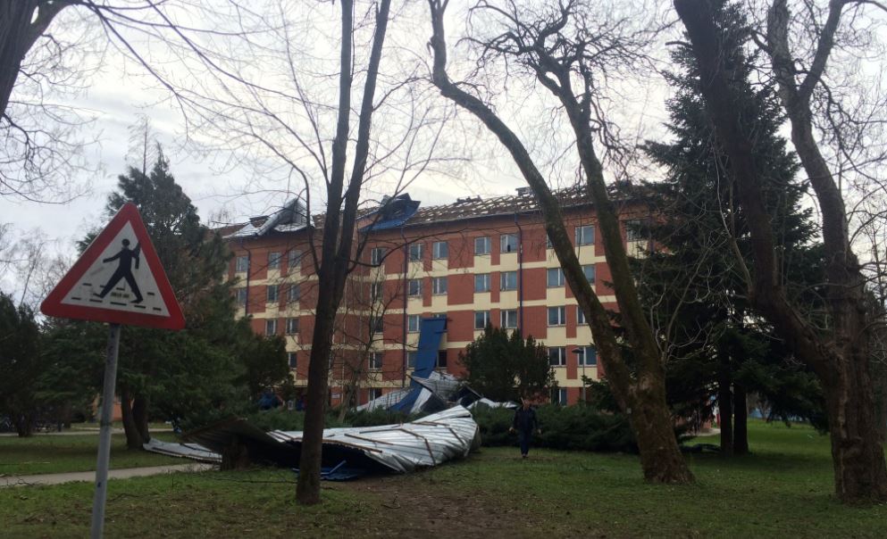 Banja luka: Vjetar počupao krov sa studentskog doma (FOTO)