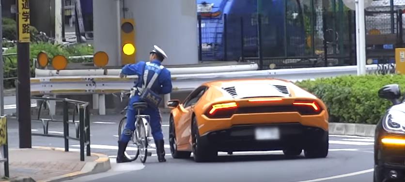 Policajac na biciklu lovi prekršitelja u Lamborghiniju (VIDEO)