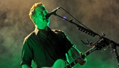 Josh Homme šutnuo fotografkinju na koncertu (VIDEO)