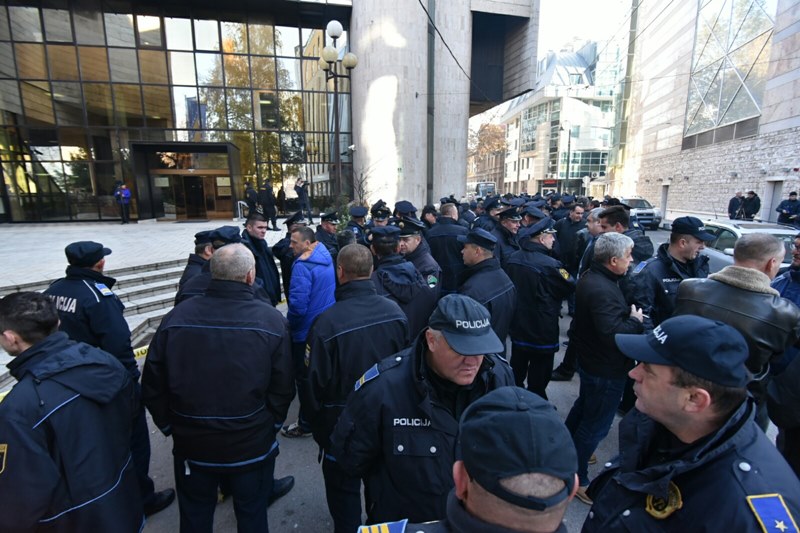 Pregovarački tim policije niko nije primio: Sutra nastavak protesta pred zgradom Parlamenta