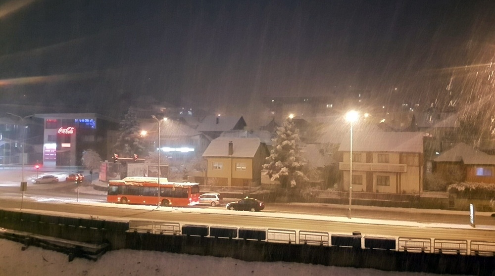 Zbog sniježnih padavina, jutros se saobraća otežano