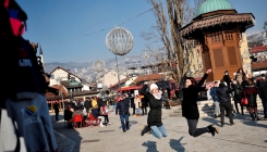 Praznična atmosfera u Sarajevu: Ulice preplavili turisti iz cijele regije (FOTO)