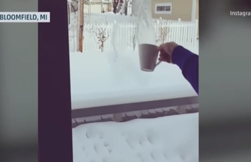 Polarno hladne temperature u Kanadi: Vrela voda se u zraku pretvara u hladan snijeg (VIDEO)