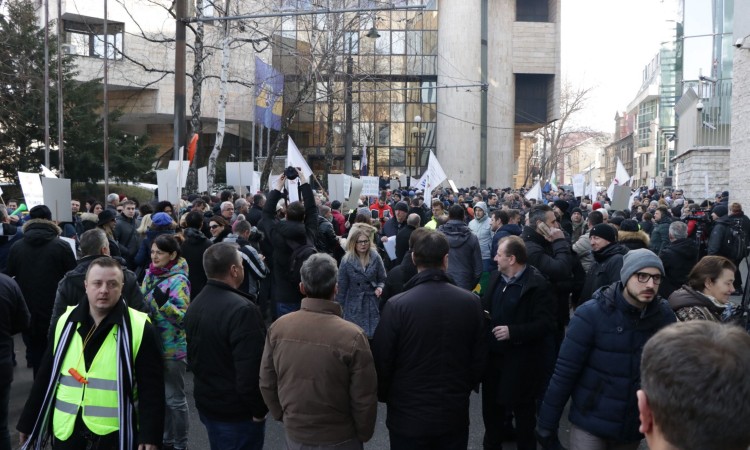 Stotine boraca i sindikalista protestuje ispred zgrade Federalnog parlamenta