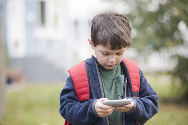 Zašto mobitel ne biste smjeli dati maloj djeci