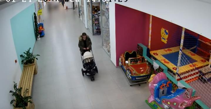 Sigurnosne kamere u Tržnom centru snimile krađu skupocjenih kolica za bebe (VIDEO)