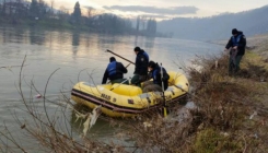 Iz Bosne izvučeno prazno vozilo: Traga se za 19-godišnjim vozačem koji je sletio u Bosnu kod Maglaja