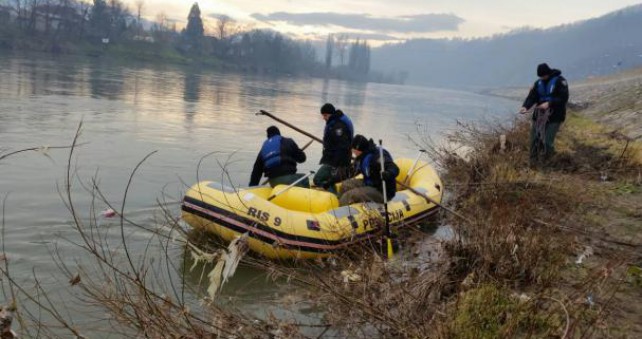 Iz Bosne izvučeno prazno vozilo: Traga se za 19-godišnjim vozačem koji je sletio u Bosnu kod Maglaja