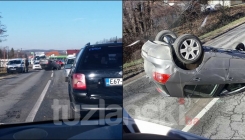 Golf završio na krovu u Čehajama: Jedna osoba povrijeđena u saobraćajnoj nesreći na putu Tuzla - Srebrenik