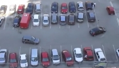 Daily Mail objavio snimku s hrvatskog parkinga: Znaju li oni uopšte parkirati unutar crte? (VIDEO)