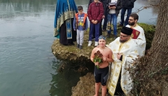 Hrabri Mostarci zaplivali u hladnoj Neretvi za Časni krst, pobijedio 13-godišnji Pavle