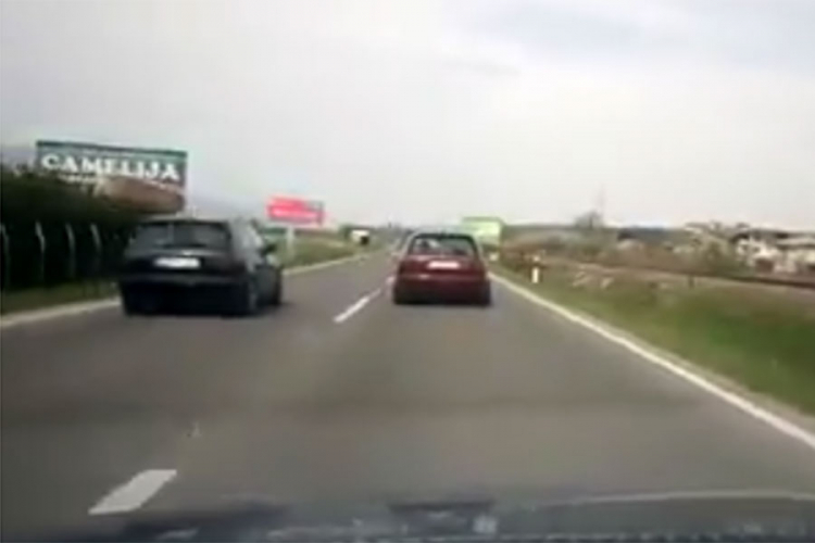 Trka automobila i izlijetanje sa puta na ulazu u Bihać (VIDEO)