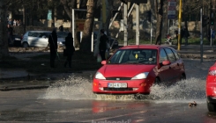 Pukla cijev kod zgrade Soda So: Voda na cesti, gužva u saobraćaju (FOTO)