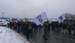 Blokada puta još traje na petlji Šićki Brod (FOTO)