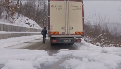 Pogledajte kako se vozač kamiona snalazi na neočišćenom putu prema Majevici (VIDEO)