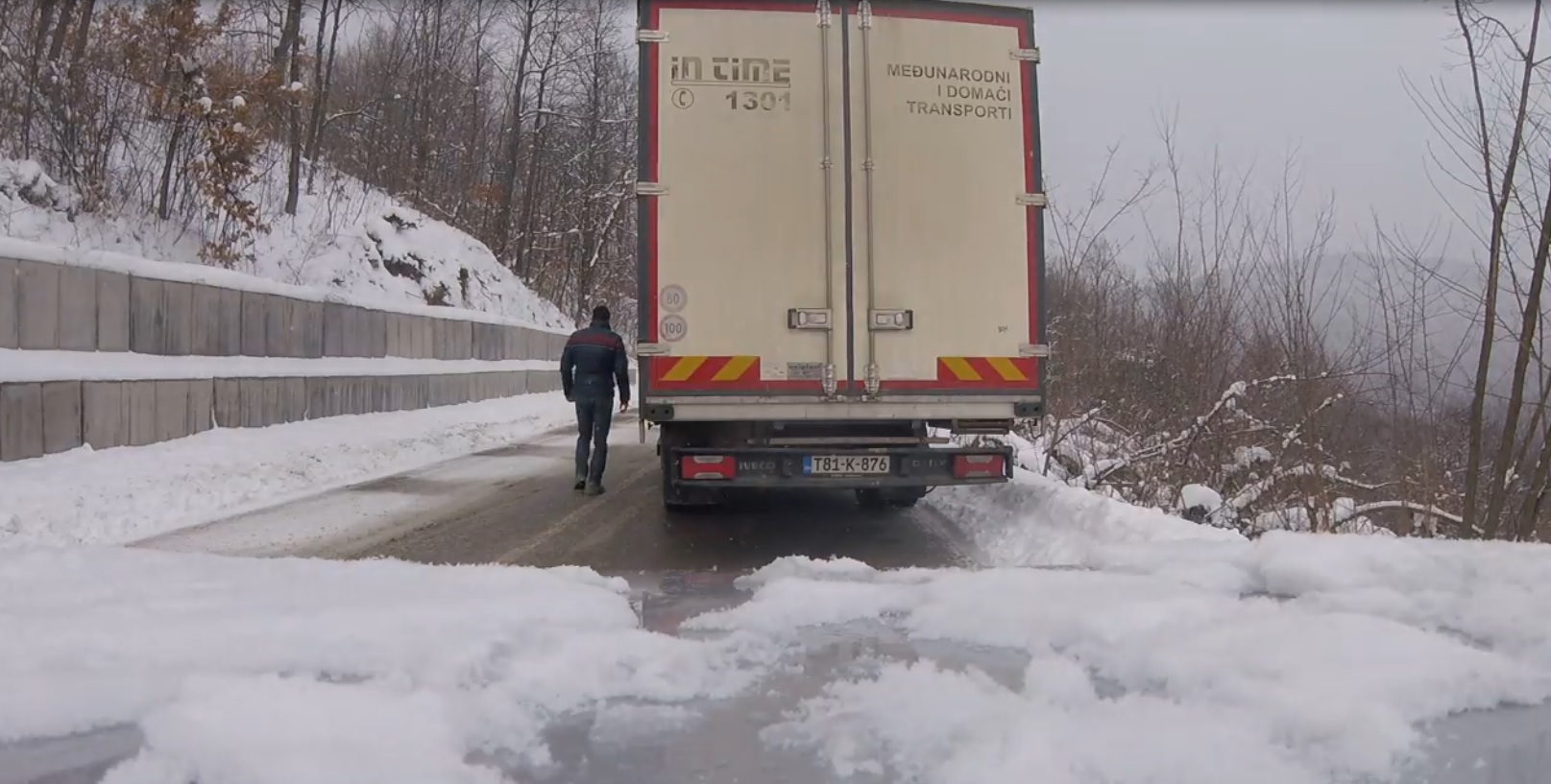 Pogledajte kako se vozač kamiona snalazi na neočišćenom putu prema Majevici (VIDEO)