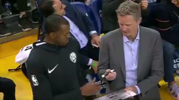 Trener NBA prvaka usred utakmice prepustio svoj posao igračima (VIDEO)