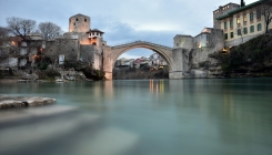 Stari most iz zraka: Turisti i tokom zime uživaju u ljepotama čuvenog mosta (FOTO)