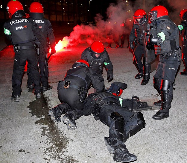 Uznemirujuće snimke iz Španije: Policajac umro usljed navijačkih sukoba (VIDEO)