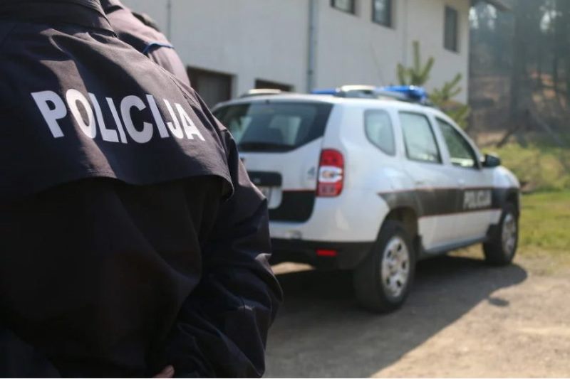 Drama kod Zenice: Bježao od policije, pa vozilom sletio u rijeku i pobjegao