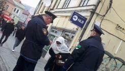 Tuzlanski policajci u borbi protiv prosjačenja: Nakon usmene opomene izdaju prekršajnu prijavu (FOTO)