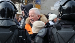 Protesti u Tuzli: Kordon policije spriječio prevarene kupce da priđu zgradi Gradske uprave (VIDEO/FOTO)