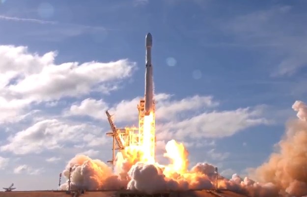 Falcon Heavy: Najsnažnija raketa na svijetu uspješno lansirana u Zemljinu orbitu (VIDEO)