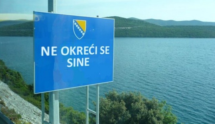 Satiričan osvrt: Incijativa Novalića da se na Bh. granice postave table s natpisom “Ne okreći se sine”