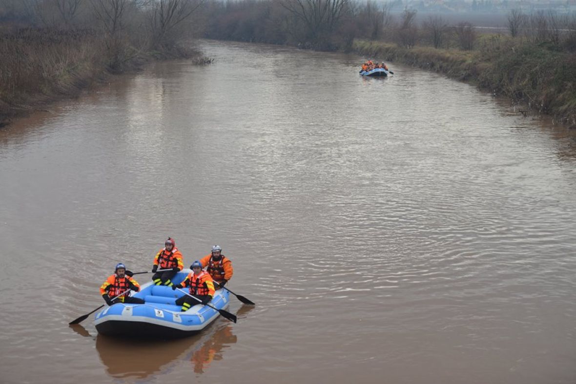 Prevrnuo se čamac s tri osobe, maloljetnik nestao u Uni