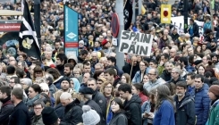 Hiljade Katalonaca na protestima u Barceloni zbog hapšenja Puigdemonta (FOTO)