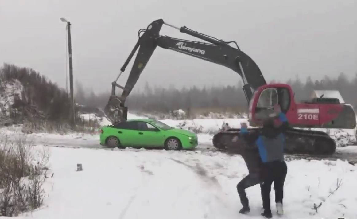 Nasilnicima bagerom podrobio auto (VIDEO)