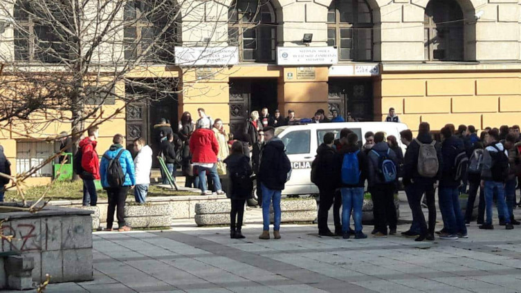 Izbjegavali kontrolni: Učenik naplaćivao 100 maraka po lažnoj dojavi o postavljenoj bombi