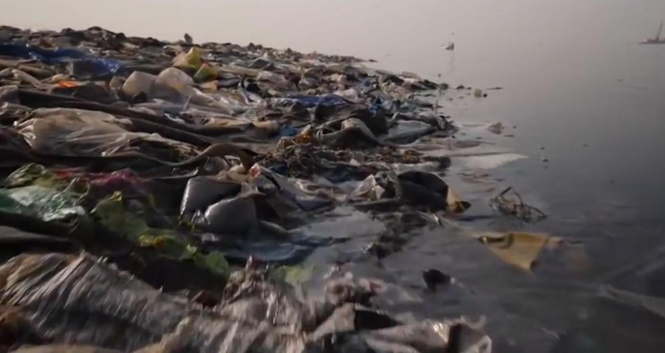 Zastrašujući prizor: "Ostrvo smeća" pluta sa hiljadama tona plastike (VIDEO)