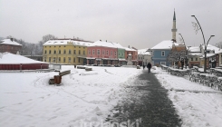 Snijeg zabijelio Tuzlu, komunalne ekipe djeluju na terenu (FOTO)