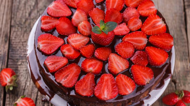 Ukusno i zdravo: Napravite sirovu čokoladnu tortu s jagodama