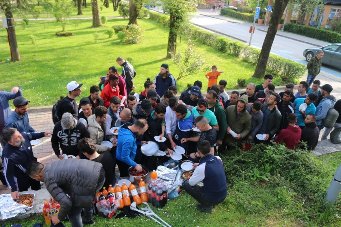 Bez reakcije nadležnih: Sve više migranata u Velikoj Kladuši, građani donose hranu