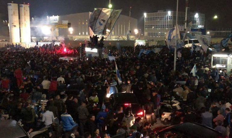 Ovaj grad zaslužuje titulu! Ludnica u Napulju, pucnjava, motori, 20.000 fanatika…(VIDEO)