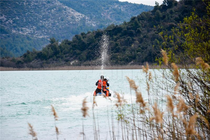 Pronađeno tijelo u Visovačkom jezeru, vjerojatno maloljetnik za kojim se tragalo