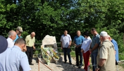 Položeno cvijeće i proučena fatiha na spomen obilježju Nefise Osmančević prve civilne žrtve agresije na Kalesiju (FOTO)