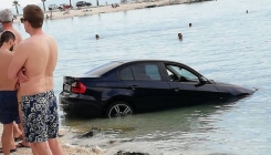 BMW u Splitu jučer se okupao u moru: 'Kad je faca pa mora BMW-om na plažu'