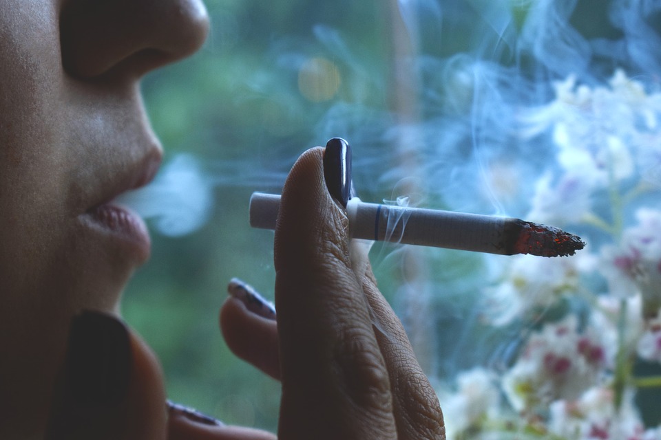 Velika Britanija razmatra zabranu kupovine cigareta narednoj generaciji